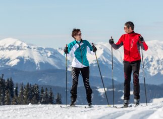 Cross country skier on a cross-country ski trail | © Wiener Alpen / Franz Zwickl Cross-country skier on a cross-country ski trail with a view of Rax | © Wiener Alpen / Franz Zwickl