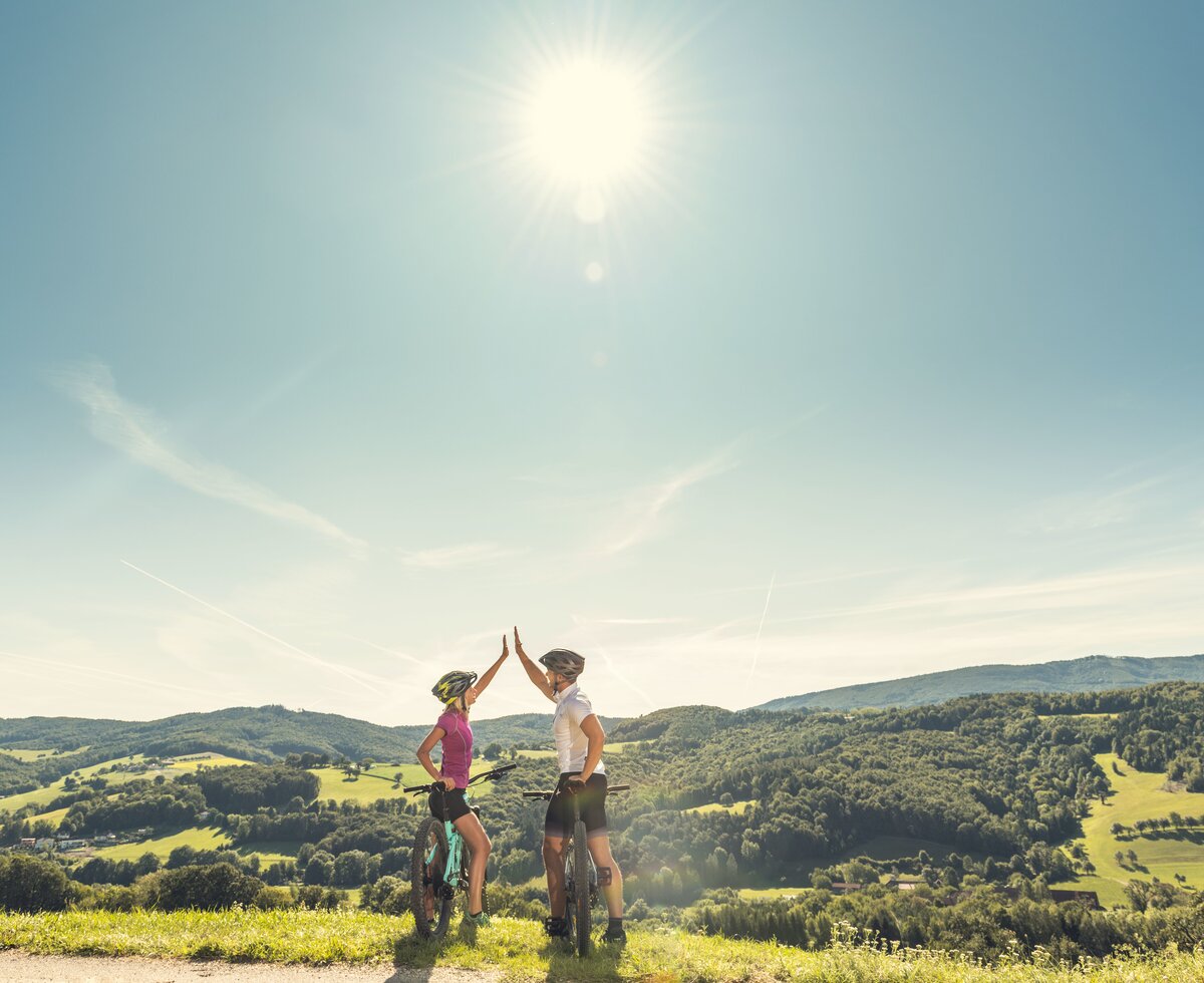 Cycling on the panorama road in the Vienna Woods | © Wienerwald Tourismus / www.ishootpeople.at Two cyclists on a viewing platform in the Vienna Woods | © Wienerwald Tourismus / www.ishootpeople.at