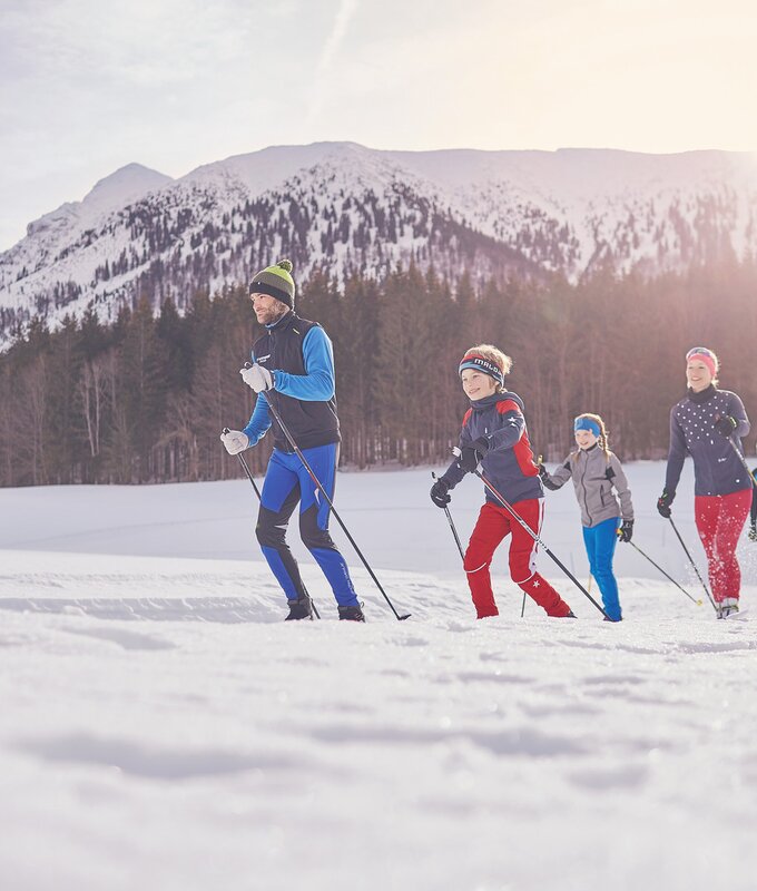 Familie beim Langlaufen am Ötscher | © Niederösterreich Werbung / Kathrin Baumann