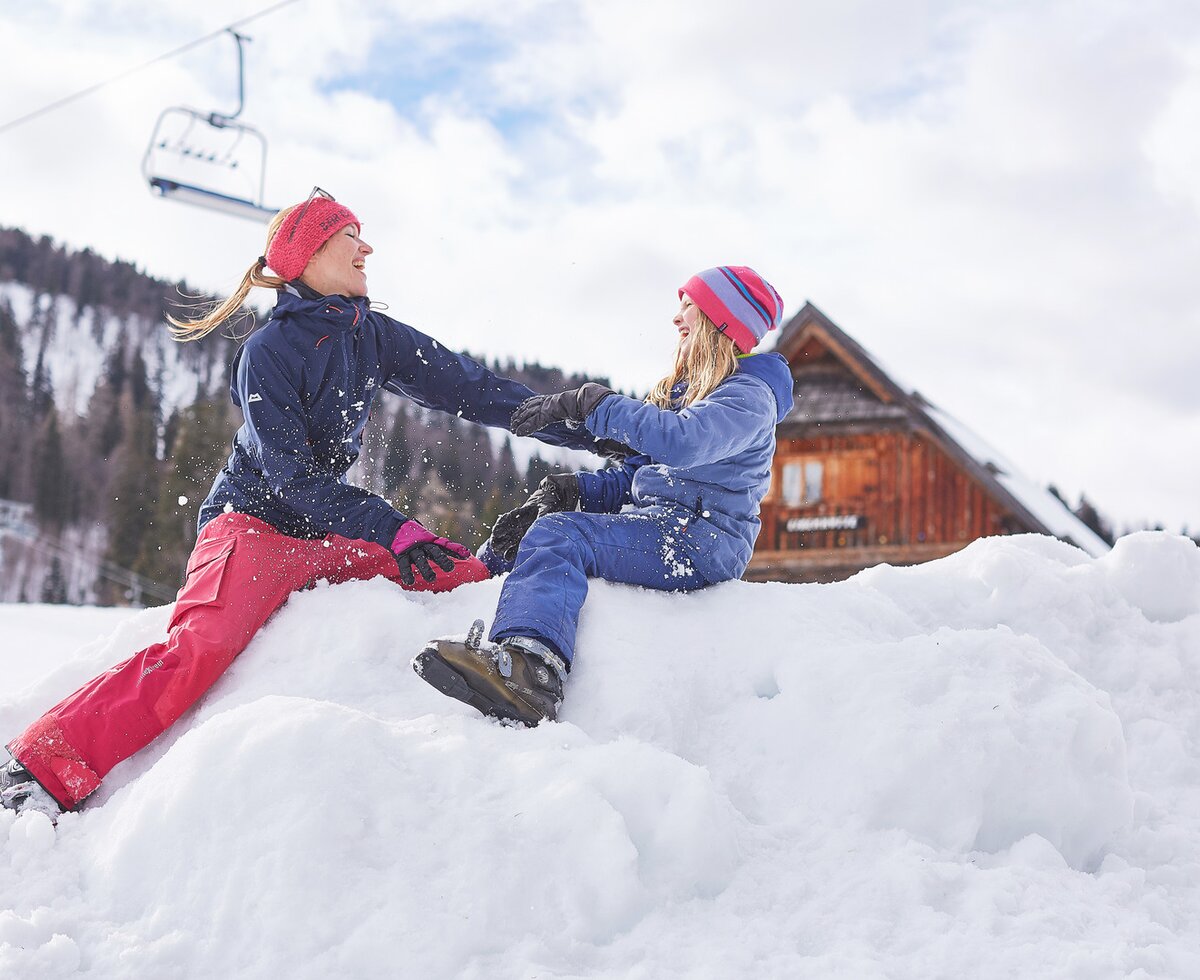 Frau und Kind spielen im Schnee beim Ötscher | © Niederösterreich Werbung / Kathrin Baumann Frau und Kind spielen im Schnee beim Ötscher | © Niederösterreich Werbung / Kathrin Baumann