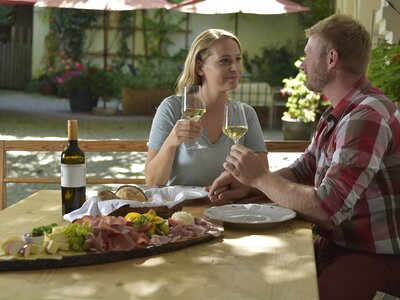Jause steht am Tisch beim Heurigen | © Urlaub am Winzerhof / Ralph Fischbacher Jause steht am Tisch beim Heurigen | © Urlaub am Winzerhof / Ralph Fischbacher
