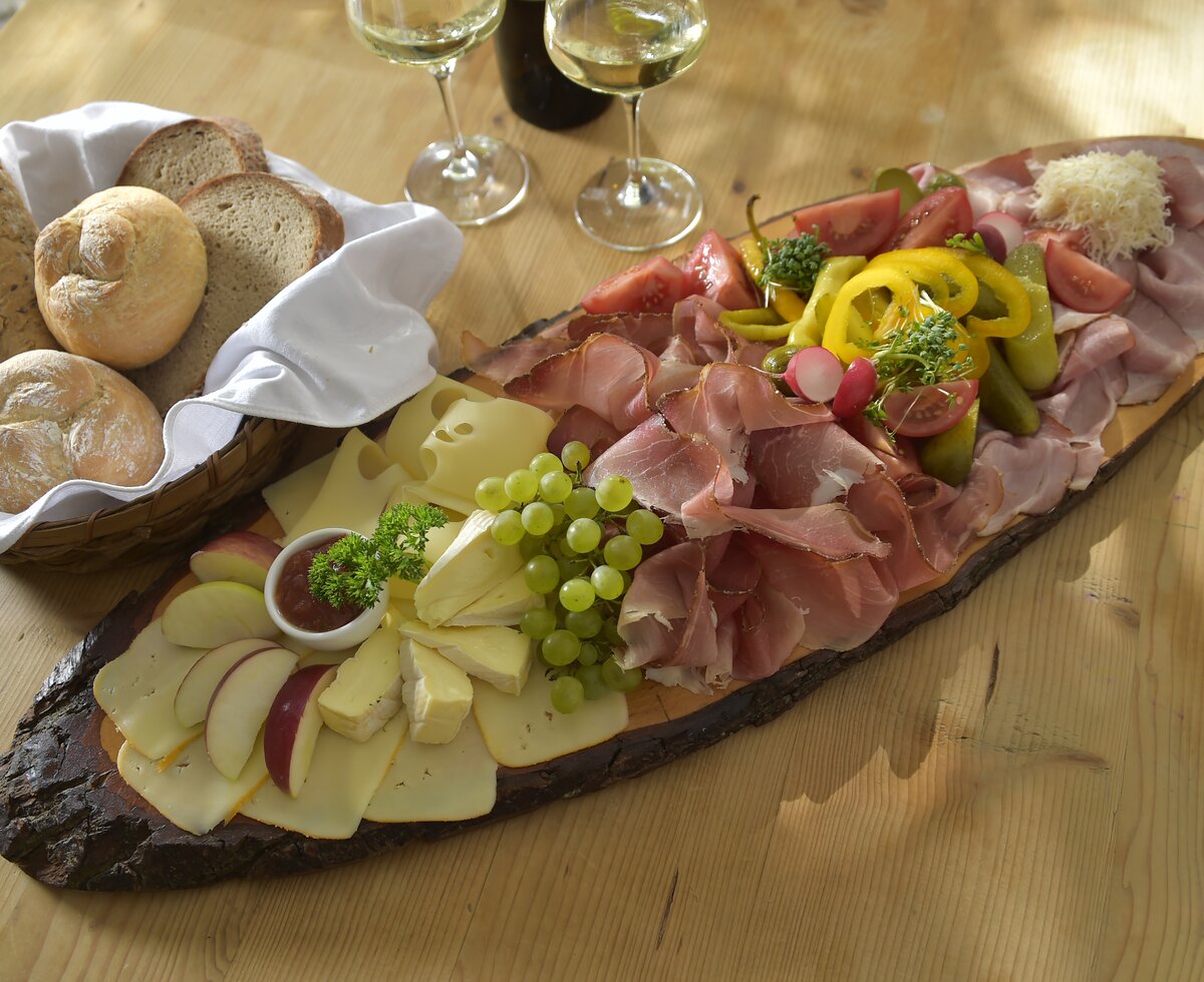 Jause am Holztisch | © Urlaub am Winzerhof / Ralph Fischbacher Jause steht am Holztisch | © Urlaub am Winzerhof / Ralph Fischbacher