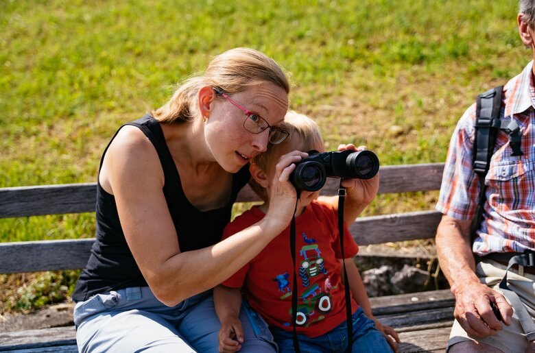 Mama zeigt dem Bub etwas durch das Fernglas | © Urlaub am Bauernhof Oberösterreich / Daniel Gollner