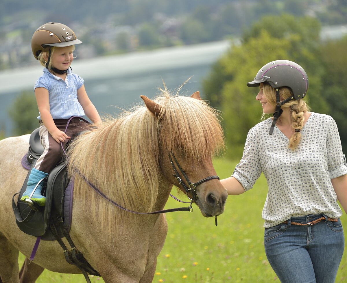 Kinderreiten in der Natur | © Urlaub am Bauernhof Oberösterreich / Ralph Fischbacher Geführtes Kinderreiten auf dem Pferd mit Seeblick | © Urlaub am Bauernhof Oberösterreich / Ralph Fischbacher