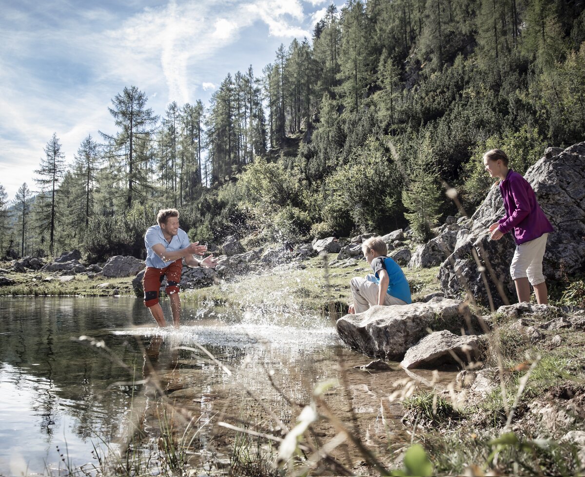 Brunnsteinersee auf der Wurzeralm | © Oberösterreich Tourismus GmbH / Robert Josipovic Wandergruppe macht Pause am Brunnsteinersee auf der Wurzeralm, Nationalparkregion Kalkalpen | © Oberösterreich Tourismus GmbH / Robert Josipovic