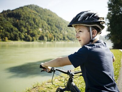Radfahren mit Kindern am Donauradweg | © Oberösterreich Tourismus GmbH / Stefan Mayerhofer Kind auf dem Fahrrad am Donauradweg in Oberösterreich | © Oberösterreich Tourismus GmbH / Stefan Mayerhofer