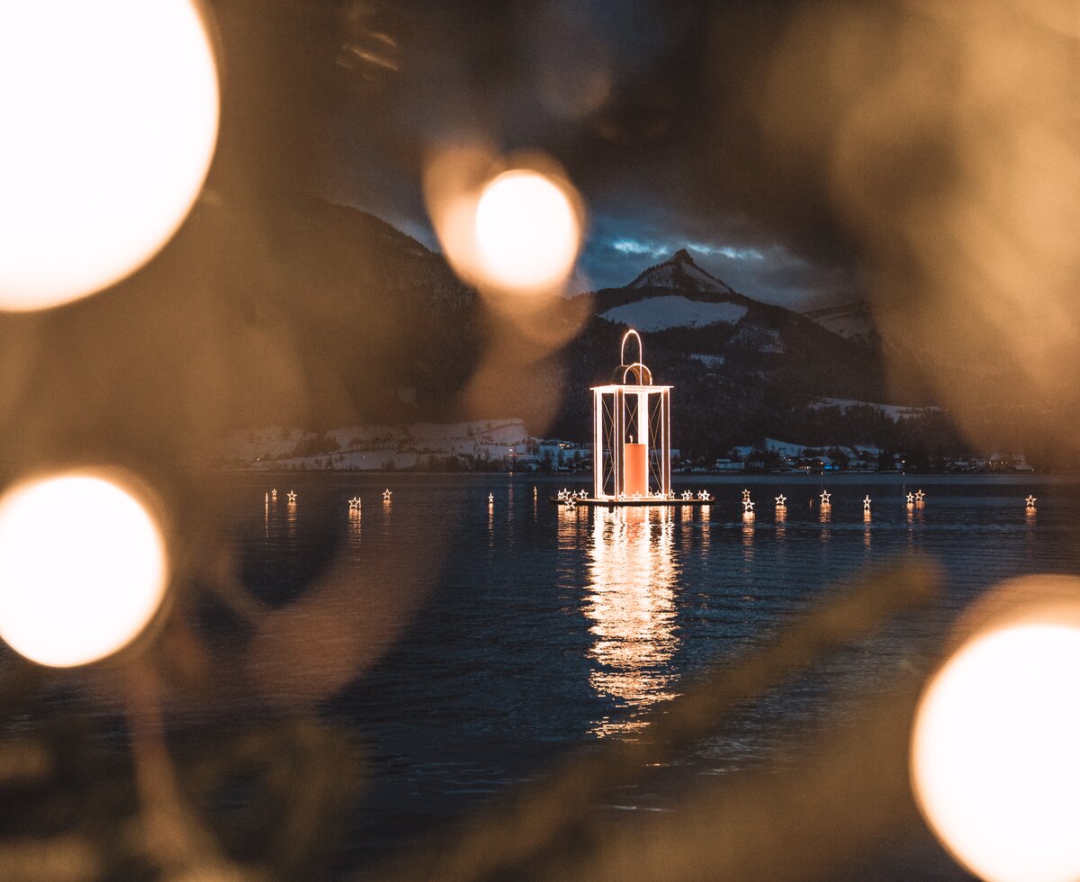 Schwimmende Friedenslicht-Laterne am Wolfgangsee beim Wolfgangseer Advent, Salzkammergut | © Oberösterreich Tourismus GmbH / Robert Maybach