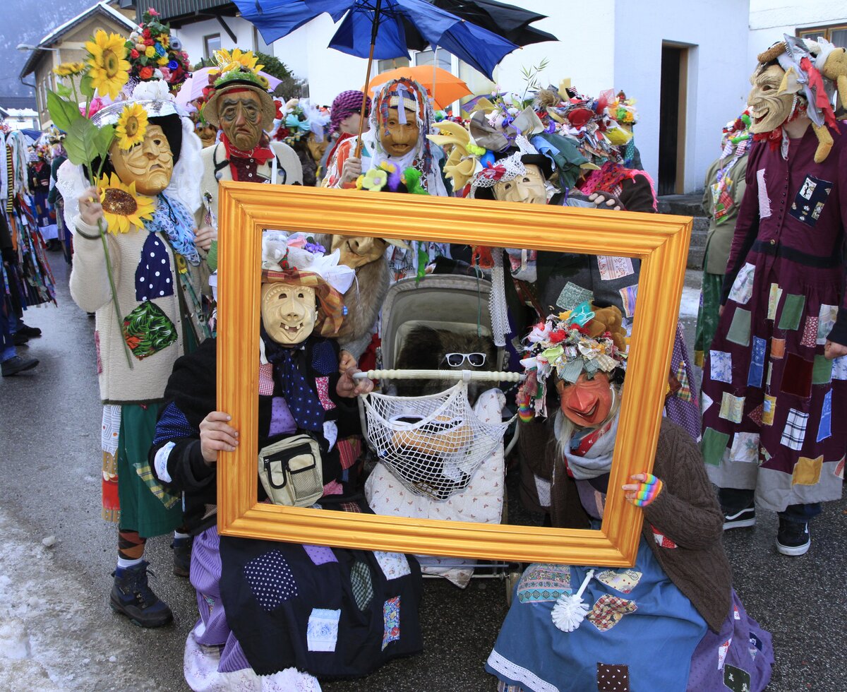 Verkleidete Menschen im Fasching beim Ebenseer Fetzenzug im Salzkammergut | © Tourismusverband Traunsee-Almtal / Zrnjanowitsch