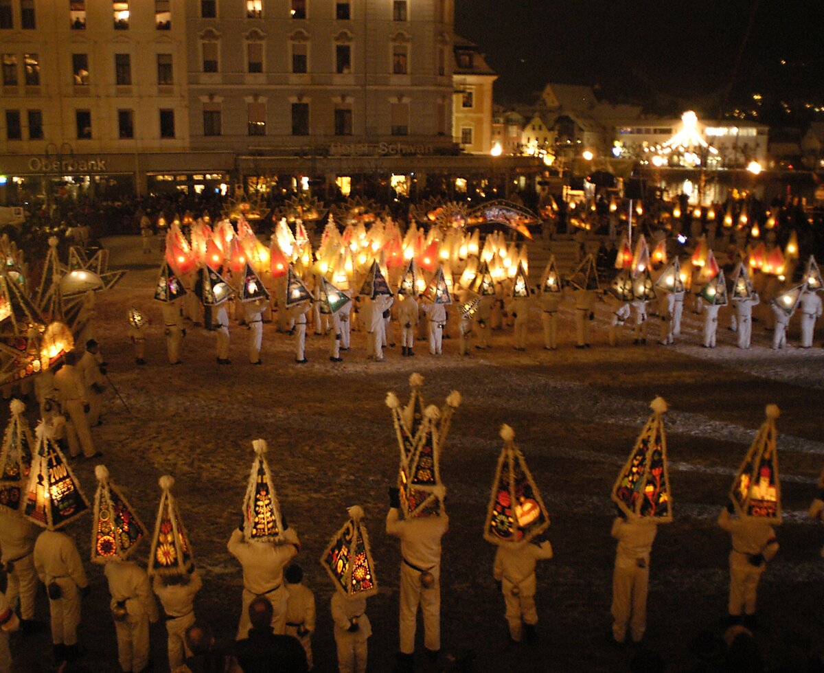 Glöckler mit beleuchteten Glöcklerkappen beim traditionellen Glöcklerlauf in Gmunden | © Salzkammergut Touristik GmbH / Karl Heinz Ruber