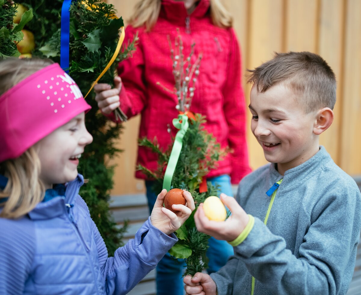 Osterbrauchtum mit Kinder am Seyerlehnerhof | © Urlaub am Bauernhof Oberösterreich / Daniel Gollner Kinder schauen sich Ostereier an | © Urlaub am Bauernhof Oberösterreich / Daniel Gollner