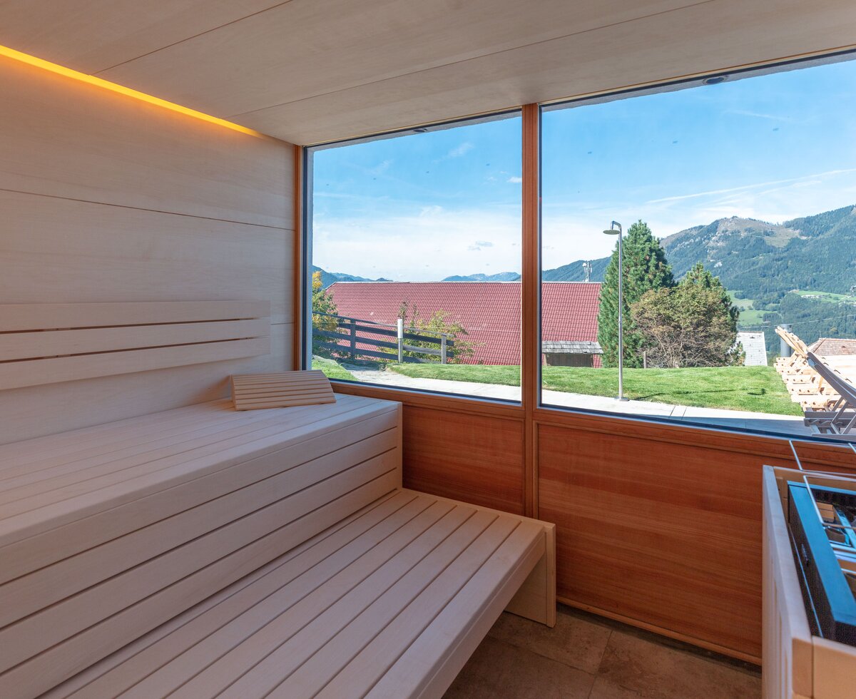 Panoramasauna im Almresort Baumschlagerberg | © Urlaub am Bauernhof Oberösterreich / Nikolaus Berger Panoramasauna mit Blick auf die Berge im Almresort Baumschlagerberg in Vorderstoder | © Urlaub am Bauernhof Oberösterreich / Nikolaus Berger