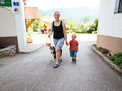 Mit Hund und Kind am Bauernhof | © Urlaub am Bauernhof Oberösterreich / Daniel Gollner Mama geht mit Hund und Kind am Bauernhof spazieren | © Urlaub am Bauernhof Oberösterreich / Daniel Gollner