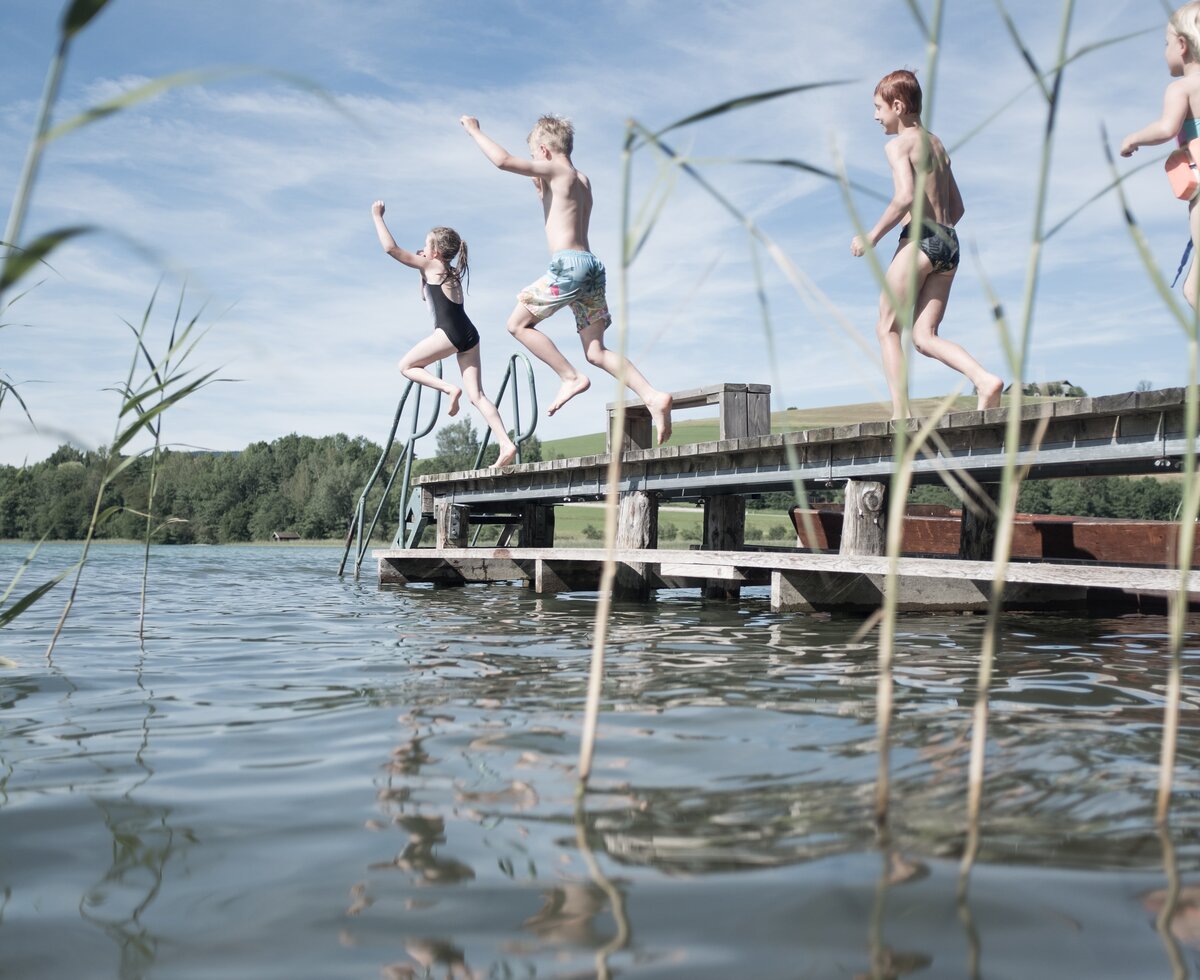 Badespaß direkt am See | © Urlaub am Bauernhof Oberösterreich / Robert Maybach Kinder springen in den See | © Urlaub am Bauernhof Oberösterreich / Robert Maybach