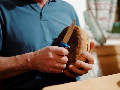 Brot segnen vor dem Anschneiden | © Urlaub am Bauernhof Oberösterreich / Daniel Gollner Ein Laib Brot wird vor dem Anschneiden gesegnet | © Urlaub am Bauernhof Oberösterreich / Daniel Gollner