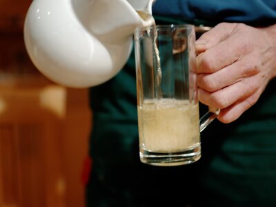 Ein Glas selbstgemachter Most Bauer schenkt ein Glas selbstgemachten Most ein