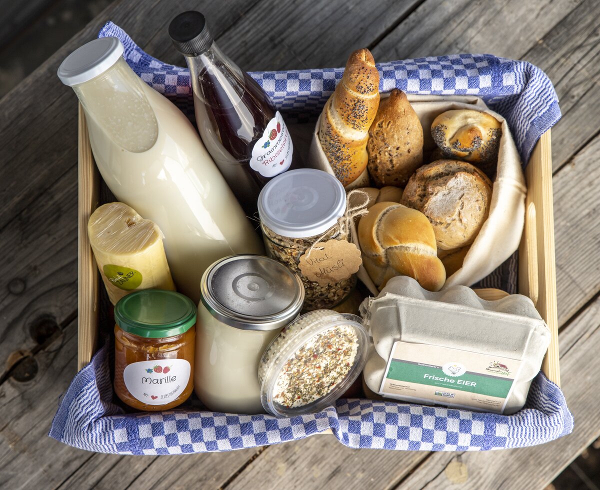 Ein Frühstückskorb mit frischem Gebäck, selbstgemachten und regionalen Produkten | © Urlaub am Bauernhof Oberösterreich / Puremotions Photography