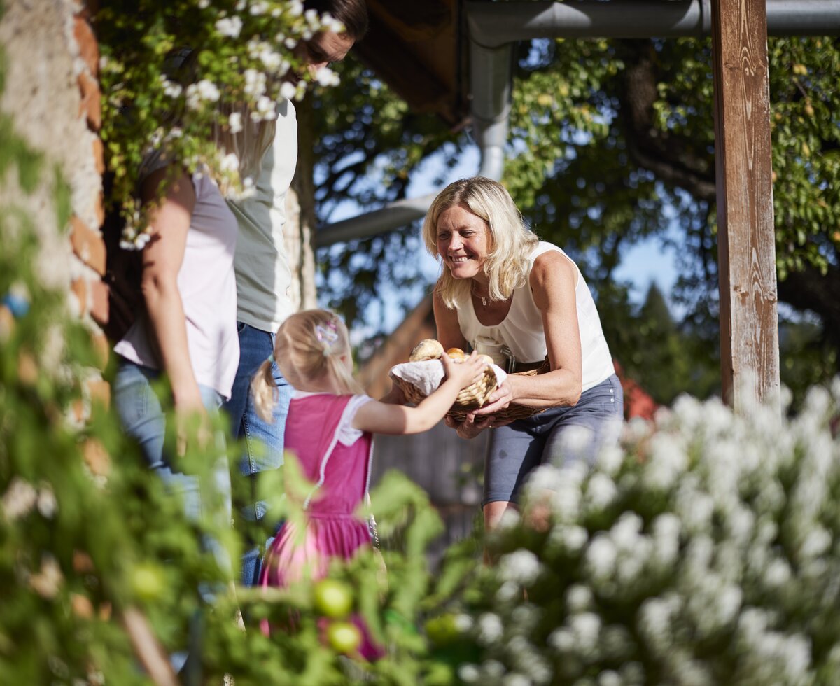 Frühstückskorb mit bäuerlichen Produkten | © Urlaub am Bauernhof Oberösterreich / Alexander Kaiser Bäuerin überreicht Frühstückskorb | © Urlaub am Bauernhof Oberösterreich / Alexander Kaiser