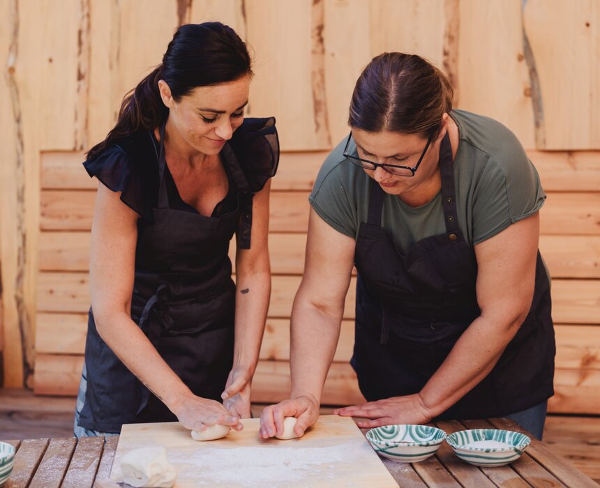 cookingCatrin und Bianca beim Teig schleifen | © Footprints Fotografie // cookingCatrin