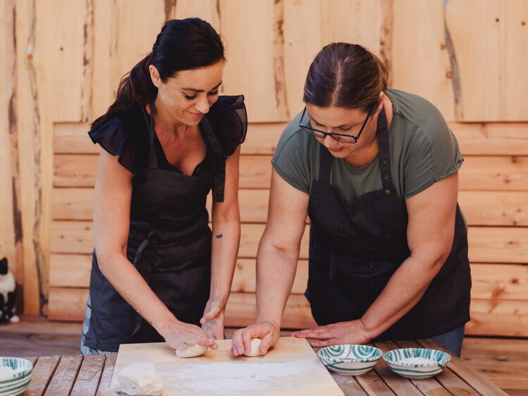 cookingCatrin und Bianca beim Teig schleifen | © Footprints Fotografie // cookingCatrin