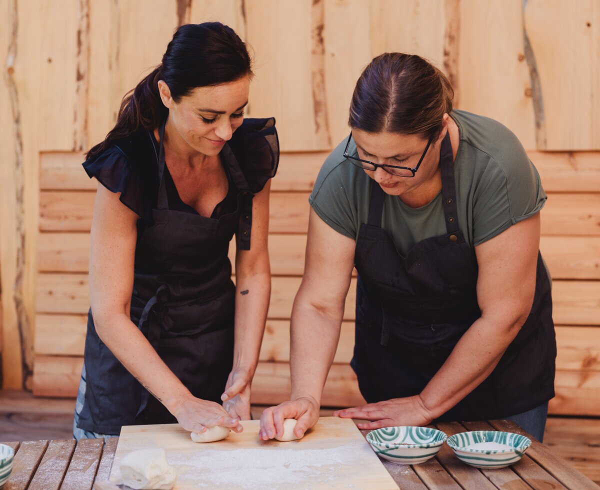 cookingCatrin und Bianca beim Teig schleifen | © Footprints Fotografie // cookingCatrin