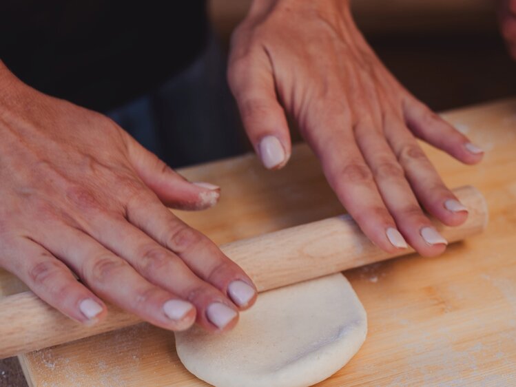 Teig für Salzstangerl auswalken | © Footprints Fotografie // cookingCatrin