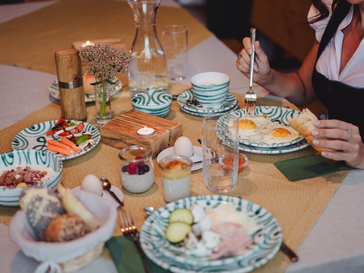 cookingCatrin am Frühstückstisch am Bio-Hof Lexmühle | © Footprints Fotografie // cookingCatrin