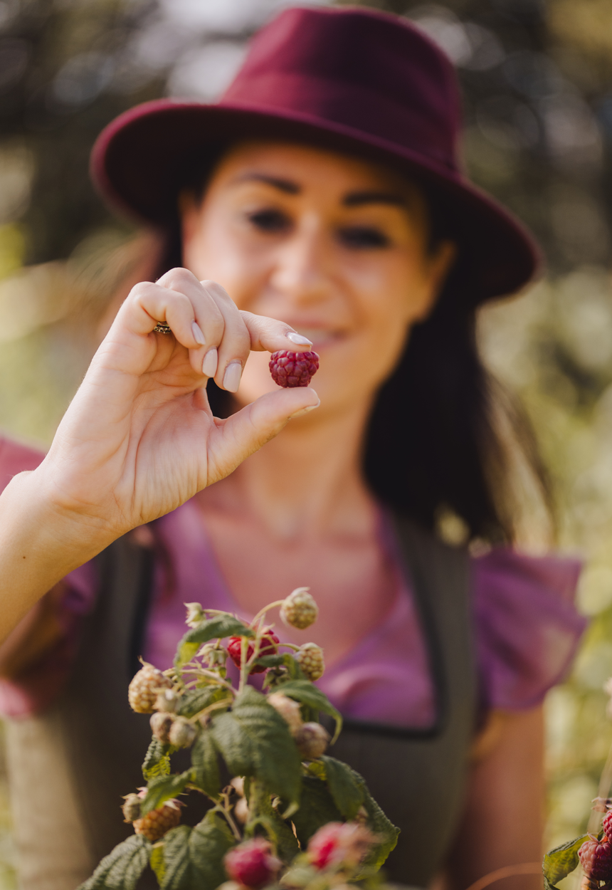 Frau mit Himbeere in der Hand | © Urlaub am Bauernhof Oberösterreich / Footprints Fotografie - cookingCatrin