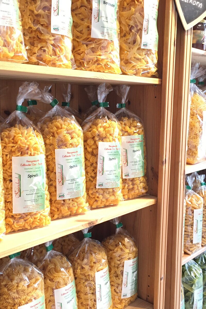 Hofladen mit vielen Packungen Nudeln vom Knirschenhof in Windischgarsten, Nationalparkregion Kalkalpen | © Urlaub am Bauernhof Oberösterreich / Petra Polz