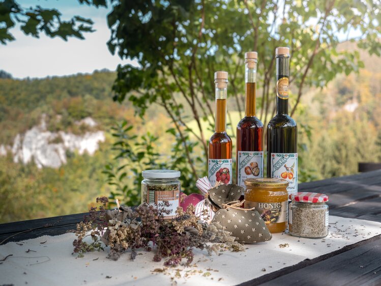 Köstliche Hofprodukte vom Bauernhof stehen auf dem Tisch | © Urlaub am Bauernhof Oberösterreich / Viktoria Urbanek