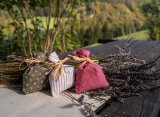Kräutersackerl, selbst gemacht | © Urlaub am Bauernhof Oberösterreich / Viktoria Urbanek Kräutersackerl, selbst gemacht, liegen auf dem Tisch | © Urlaub am Bauernhof Oberösterreich / Viktoria Urbanek