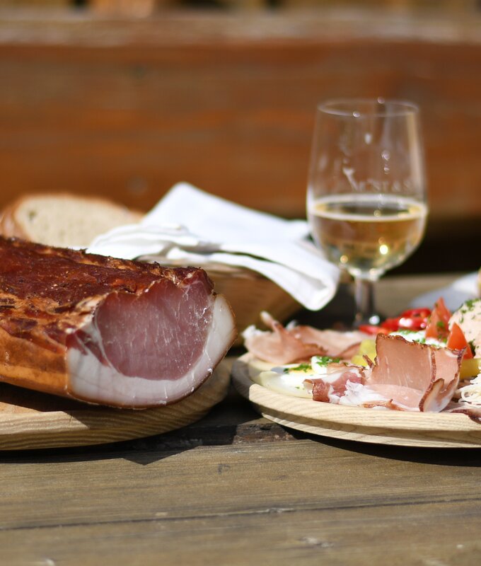 Brettljause mit Speck, Bauernkrapfen, Aufstrichen und einem Glas Cider | © Urlaub am Bauernhof Oberösterreich / Harald Puchegger