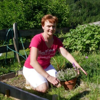 Bäuerin Cornelia Reitner im Garten | © Urlaub am Bauernhof Oberösterreich / Sandra Kraushofer