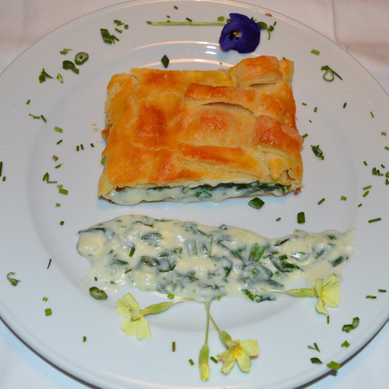 Erdäpfel-Bärlauchstrudel angerichtet mit Bärlauchsauce | © Urlaub am Bauernhof Oberösterreich / Maria Weixlbaumer