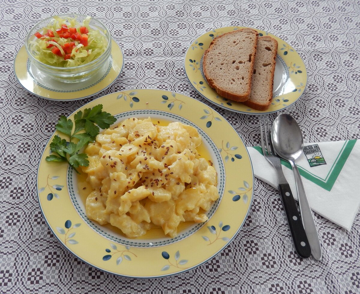 Ein Teller Mühlviertler Leinölerdäpfel mit Schwarzbrot und Salat | © Urlaub am Bauernhof Oberösterreich / Gertrude Schauer