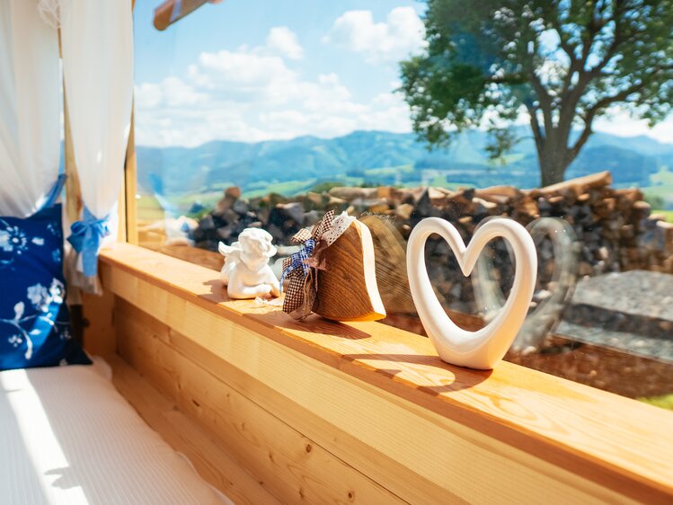 Liebevolle Details stehen im Fenster - perfekt für einen romantischen Urlaub | © Urlaub am Bauernhof Oberösterreich / Daniel Gollner