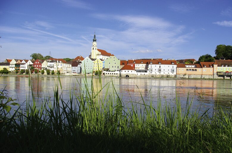 Blick auf Schärding am Inn am anderen Ufer des Inn, Innviertel-Hausruckwald | © Oberösterreich Tourismus GmbH / Tourismusverband Schärding
