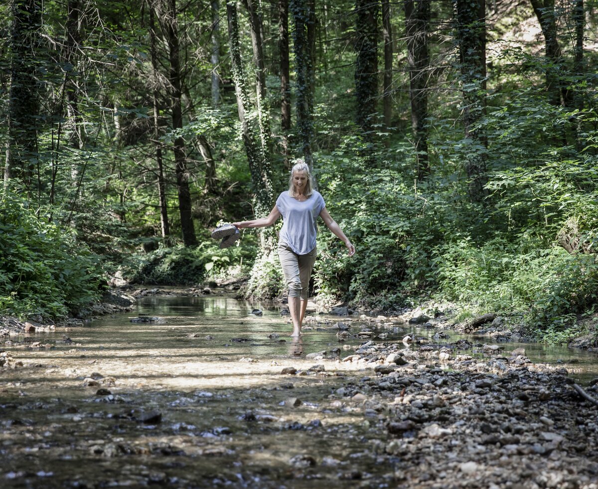 Kneippen im Waldbach | © Oberösterreich Tourismus GmbH / Robert Josipovic Frau kneippt im Waldbach, Mühlviertel | © Oberösterreich Tourismus GmbH / Robert Josipovic