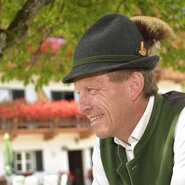 Bauer in Tracht mit Jägerhut im Salzkammergut | © Urlaub am Bauernhof Oberösterreich / Ralph Fischbacher