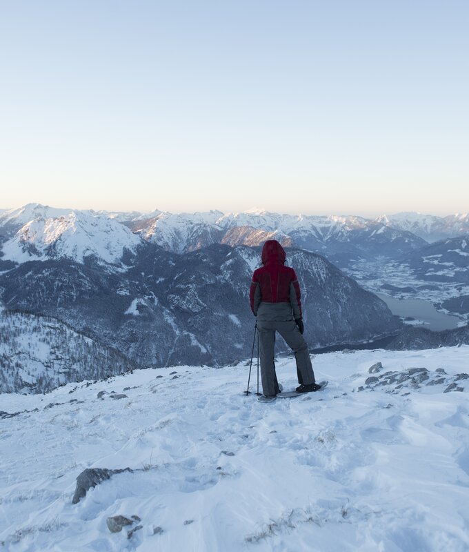 Urlauber mit Schneeschuhen am Berg und beeindruckendem Ausblick ins Tal am Krippenstein, Salzkammergut | © Oberösterreich Tourismus GmbH / David Lugmayr