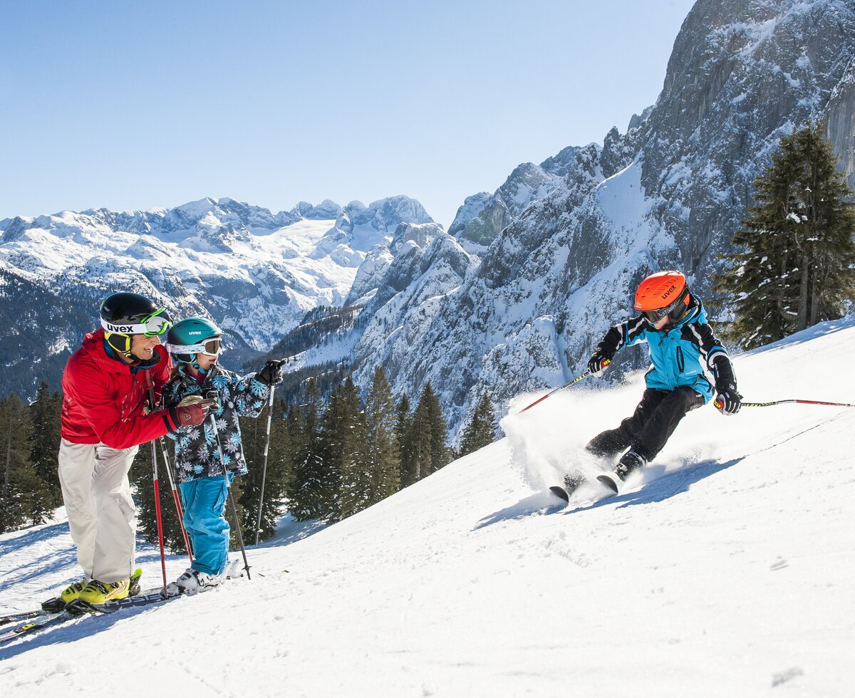 Familie und Kinder am Skifahren in der Region Dachstein-West, Salzkammergut | © Oberösterreich Tourismus GmbH / Hermann Erber