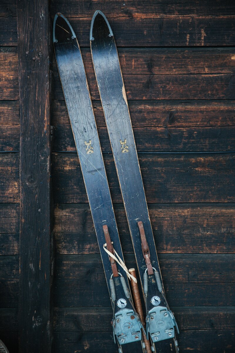Alte Holzski lehnen an der Wand einer Holzhütte | © Urlaub am Bauernhof Oberösterreich / Pascal Baronit