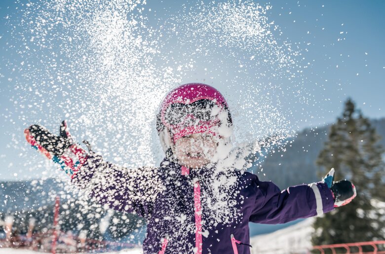 Kind wirft Schnee in die Höhe | © Oberösterreich Tourismus GmbH / David Lugmayr