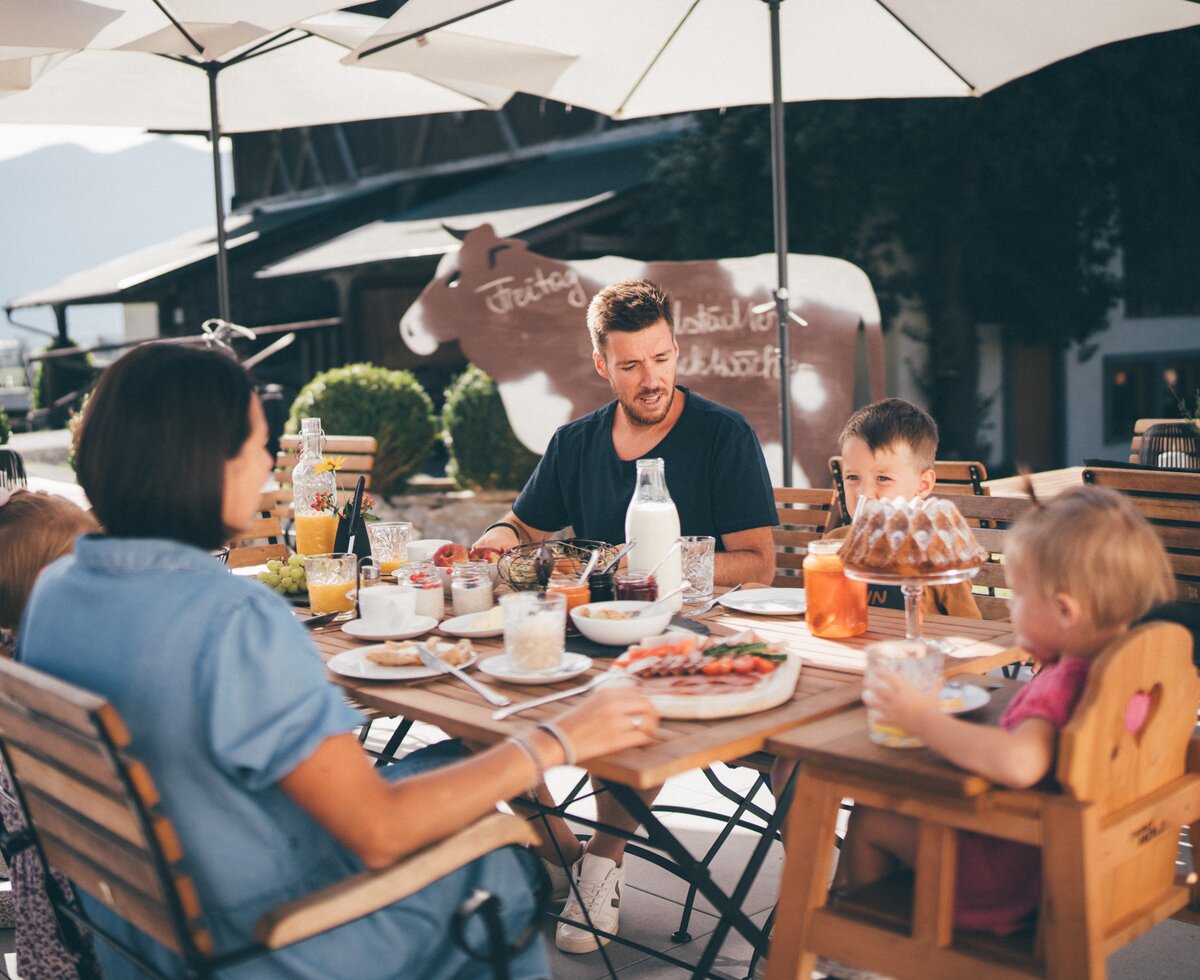 Familie sitzt bei Fruehstueck | © Urlaub am Bauernhof / Daniel Gollner Familie sitzt im Garten bei Fruehstueck | © Urlaub am Bauernhof / Daniel Gollner
