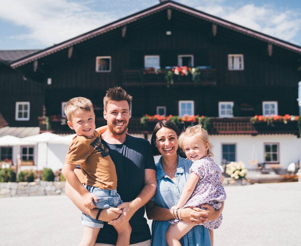 Familie vor Bauernhof | © Urlaub am Bauernhof / Daniel Gollner Familie vor Bauernhof | © Urlaub am Bauernhof / Daniel Gollner