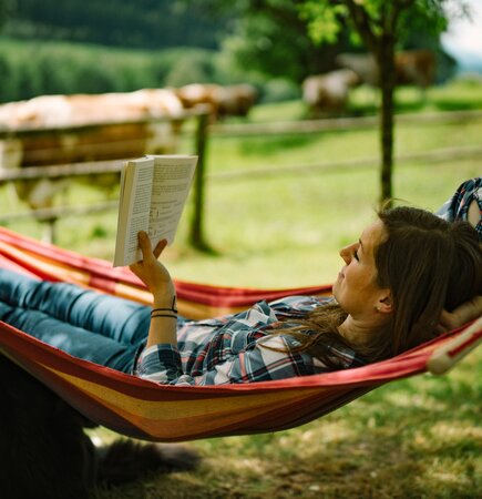 Frau liest Buch in Hängematte | © Urlaub am Bauernhof / Daniel Gollner 