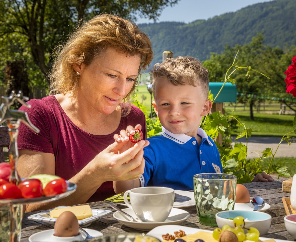 Mutter mit Kind beim Frühstück im Freien | © Urlaub am Bauernhof Österreich / Bernd Suppan Mutter mit Kind beim Frühstück im Freien am Kinderferienhof Ederbauer am Irrsee | © Urlaub am Bauernhof Österreich / Bernd Suppan