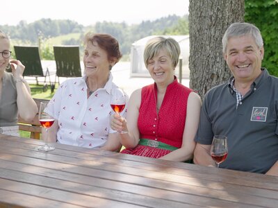 Anstoßen am Peiserhof | © Daniel Gollner / Urlaub am Bauernhof Mit Wein anstoßen am Peiserhof | © Daniel Gollner / Urlaub am Bauernhof