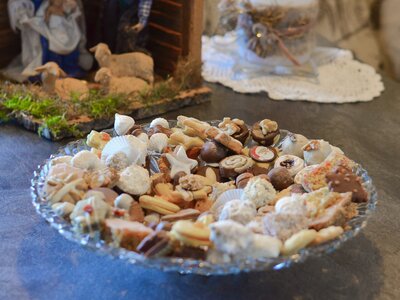 Kekse liegen in einer Glasschale | © Laura Neißl / Urlaub am Bauernhof Kekse liegen in einer Glasschale vor einer Grippe und Kerze | © Laura Neißl / Urlaub am Bauernhof