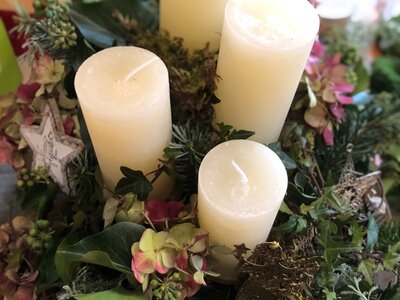 Adventkranz mit vier weißen Kerzen | © Urlaub am Bauernhof / Monika Fischl Adventkranz liegt am Tisch mit vier weißen Kerzen | © Urlaub am Bauernhof / Monika Fischl