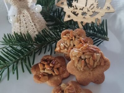 Kekse und Weihnachtsdekoration | © Urlaub am Bauernhof / Andrea Guggenberger Kekse liegen auf Weihnachtsdekoration | © Urlaub am Bauernhof / Andrea Guggenberger